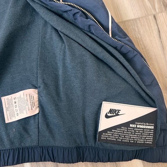 Nike Windrunner Jacket and Shorts - Picture 2 of 2